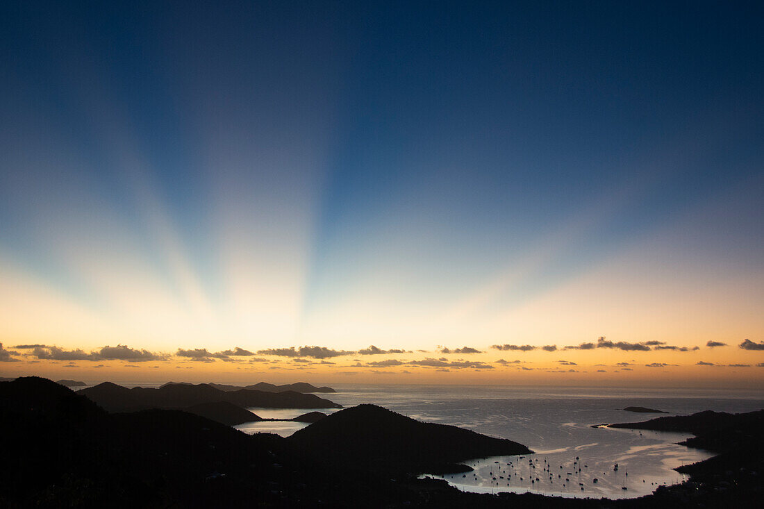 USA, Amerikanische Jungferninseln, St. John, Sonnenstrahlen über dem Karibischen Meer bei Sonnenuntergang