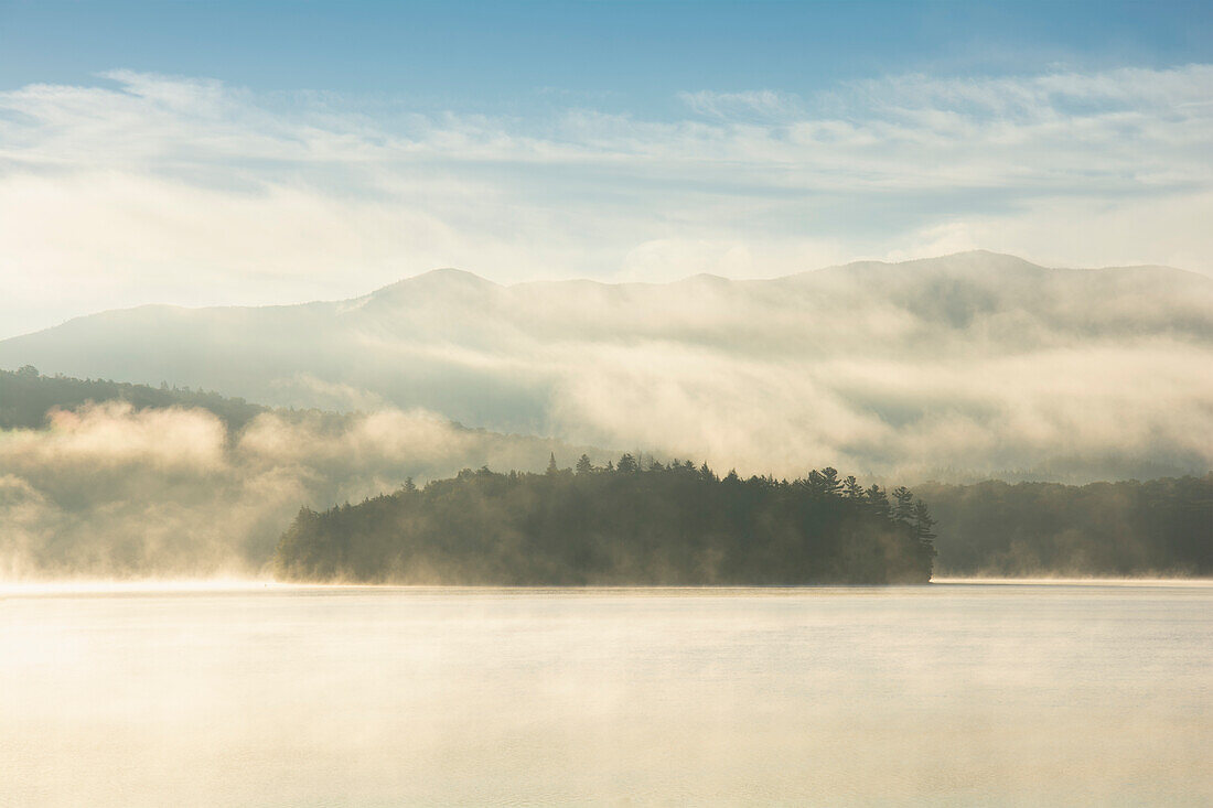 USA, NY, Insel am Lake Placid im Morgennebel