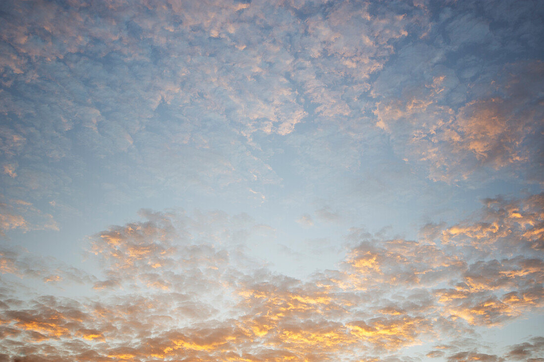 USA, Tennessee, Wolken am Himmel im Abendlicht