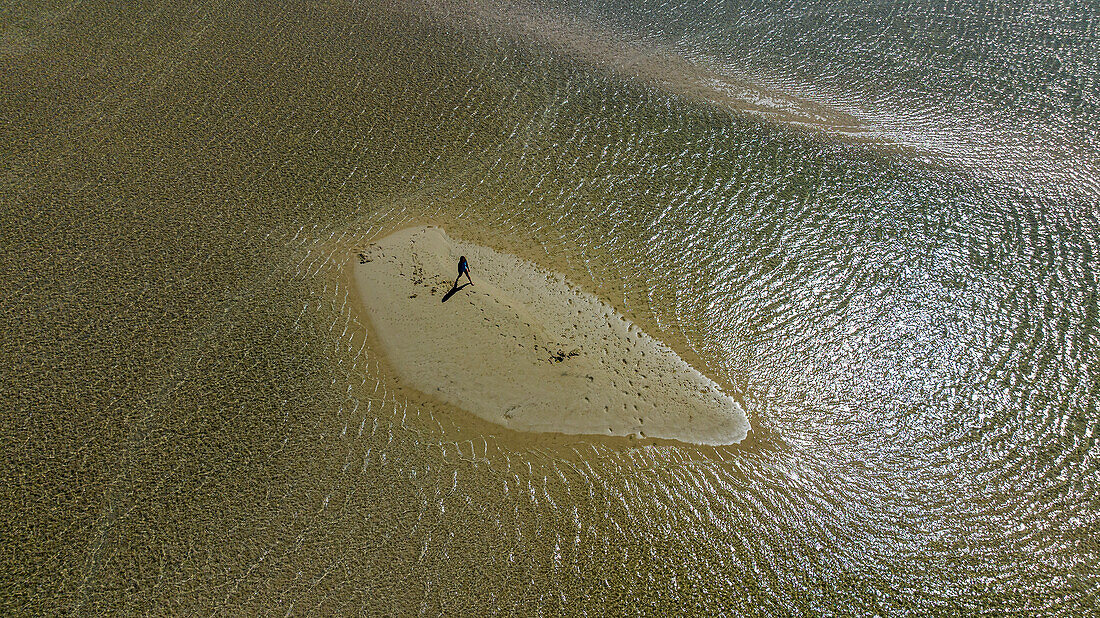 Luftaufnahme eines Mädchens, das auf einer Sandbank spazieren geht, Langebaan Lagoon Marine Protected Area, West Coast National Park, Western Cape Province, Südafrika, Afrika