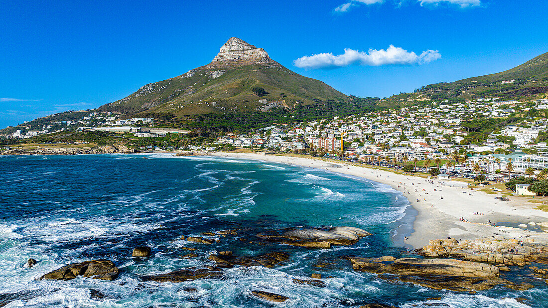 Luftaufnahme des Löwenkopfes und der Camps Bay, Kapstadt, Südafrika, Afrika