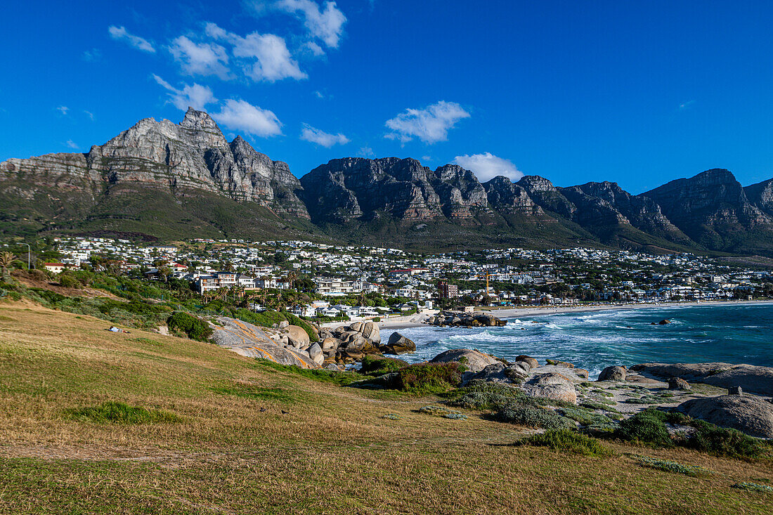 Feiner Sandstrand unterhalb der Zwölf Apostel, Camps Bay, Kapstadt, Südafrika, Afrika