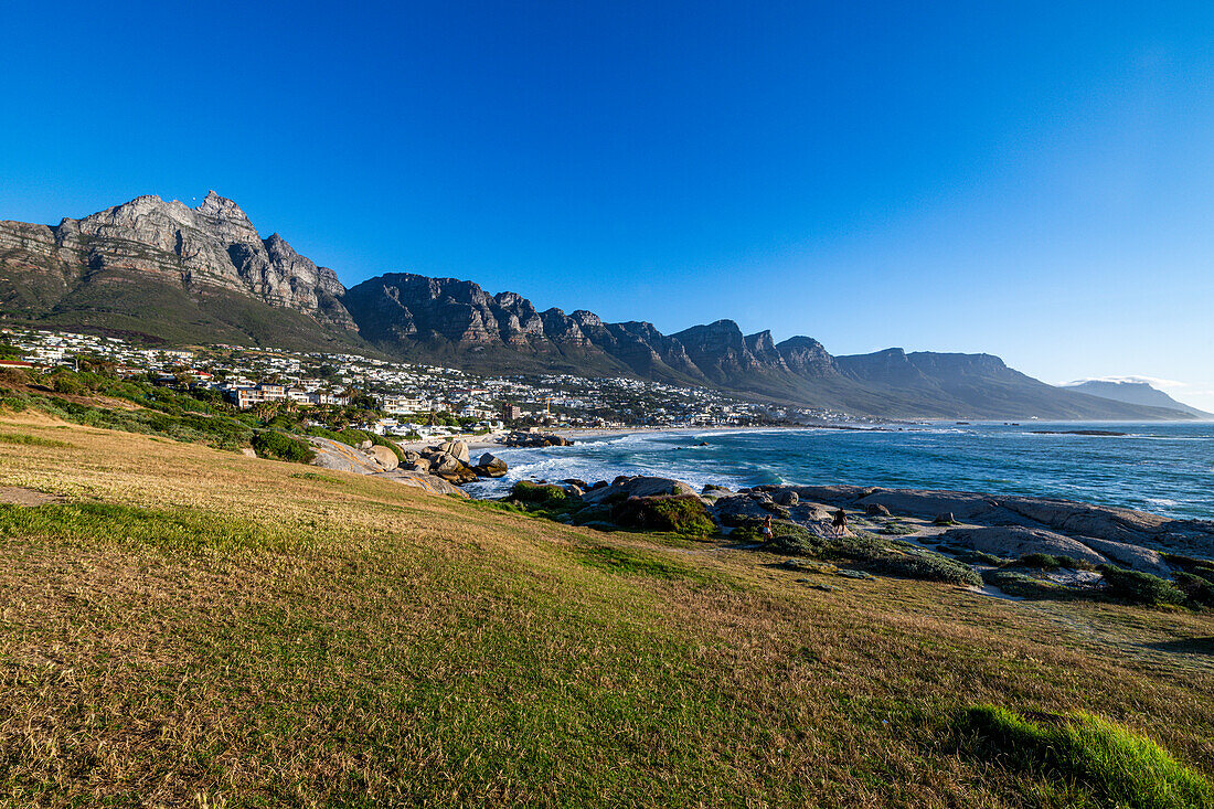 Feiner Sandstrand unterhalb der Zwölf Apostel, Camps Bay, Kapstadt, Südafrika, Afrika