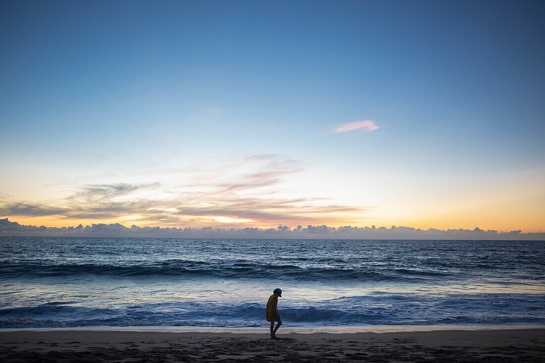 Mexiko, Baja, Pescadero, Silhouette eines Jungen am Strand in der Abenddämmerung