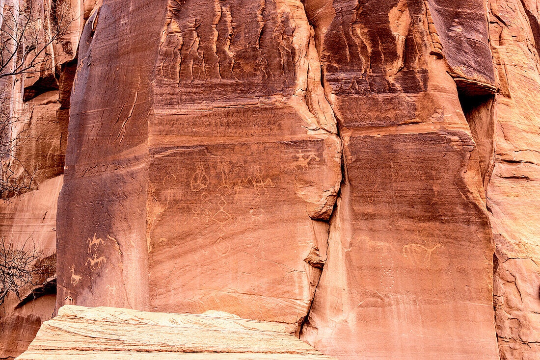 USA, Arizona, Felswand mit Petroglyphen im Canyon de Chelly National Monument