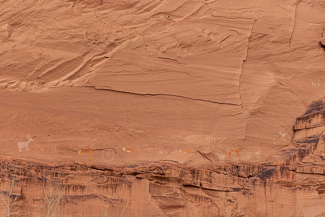 USA, Arizona, Felswand mit Petroglyphen im Canyon de Chelly National Monument