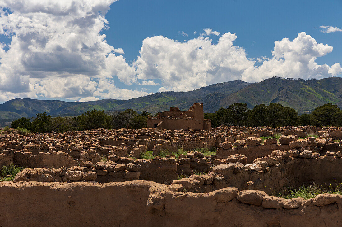 USA, New Mexico, Espanola, Puye Cliffs, Puye Cliff Dwellings on sunny day