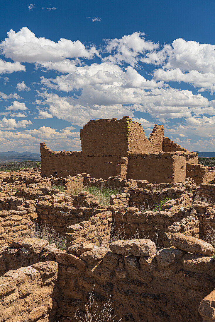 USA, New Mexico, Espanola, Puye Cliffs, Ruins of Puye Cliff Dwellings on sunny day