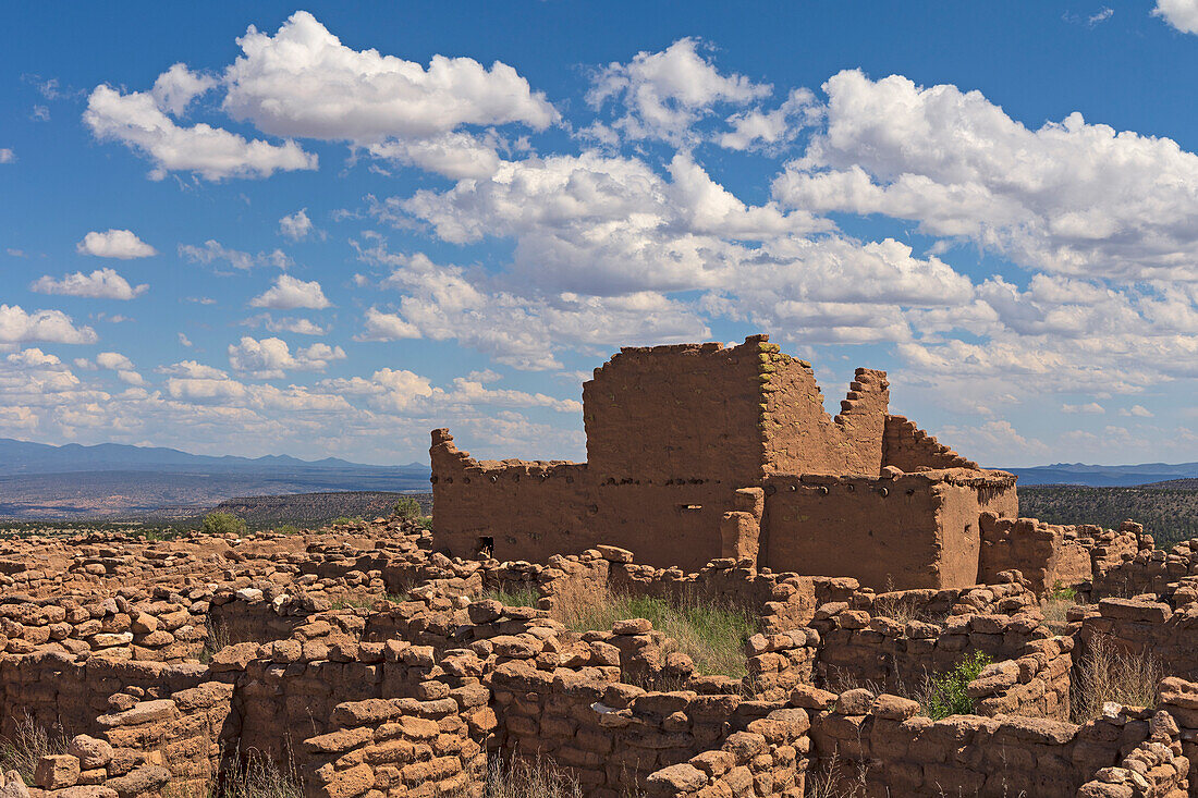 USA, New Mexico, Espanola, Puye Cliffs, Ruins of Puye Cliff Dwellings on sunny day