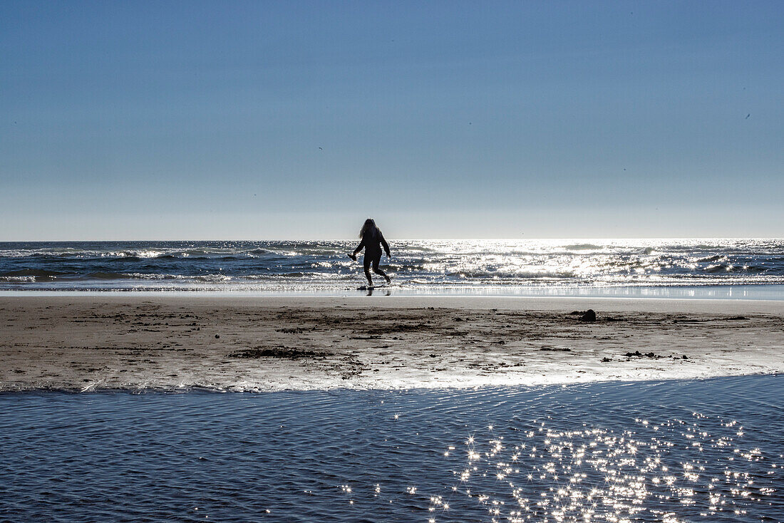 USA, Oregon, Silhouette einer Frau in Cannon Beach