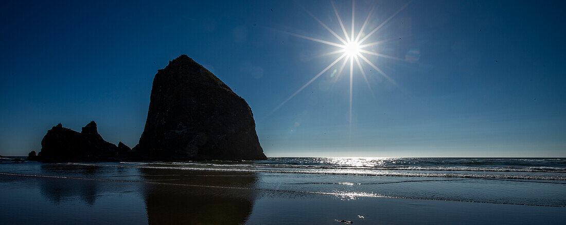 USA, Oregon, Silhouette des Haystack Rock in Cannon Beach