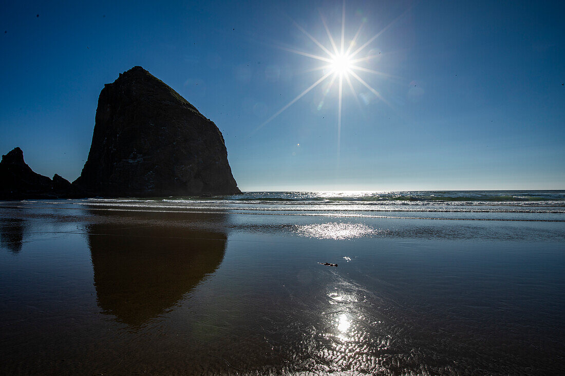 USA, Oregon, Silhouette des Haystack Rock in Cannon Beach