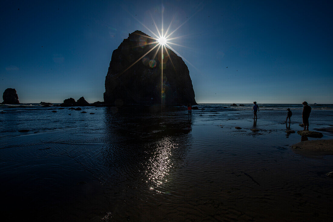 USA, Oregon, Silhouette des Haystack Rock in Cannon Beach