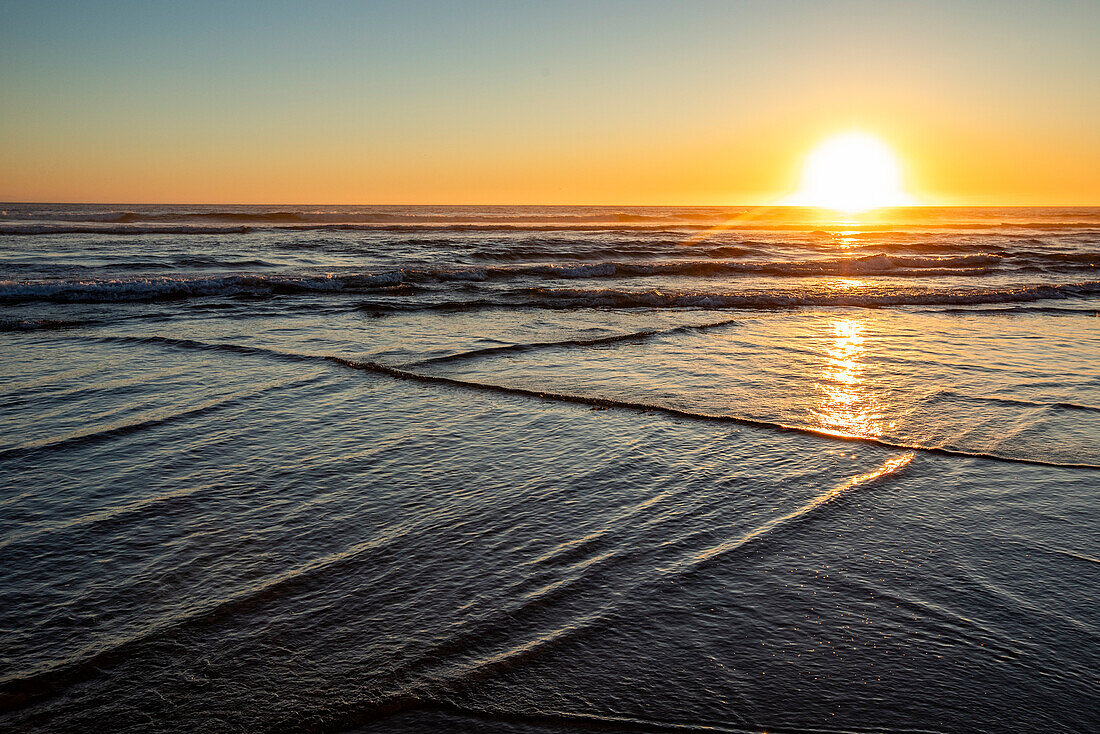 Sonnenuntergang über dem Meer in Cannon Beach