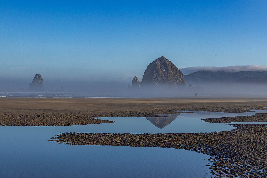 USA, Oregon, Haystack Rock in Cannon Beach im Morgennebel