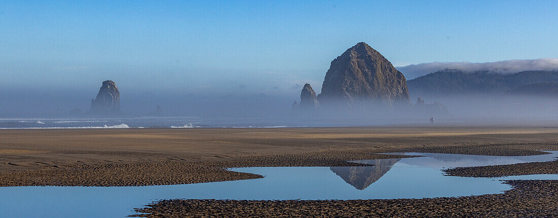 USA, Oregon, Haystack Rock at Cannon Beach in morning mist