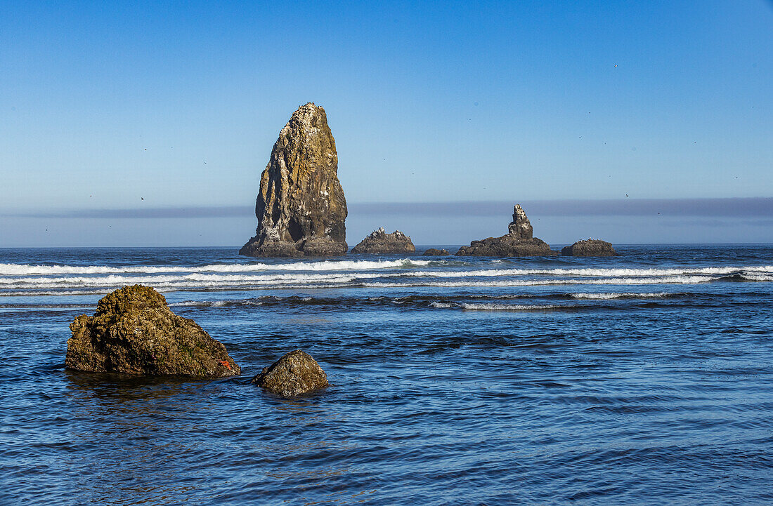 USA, Oregon, Felsformationen im Meer bei Cannon Beach