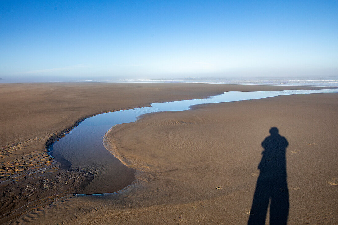 USA, Oregon, Schatten einer Person in Cannon Beach