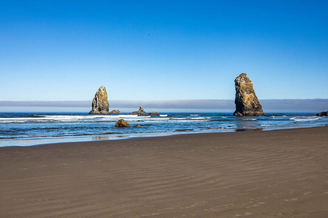 USA, Oregon, Felsformationen im Meer am Cannon Beach