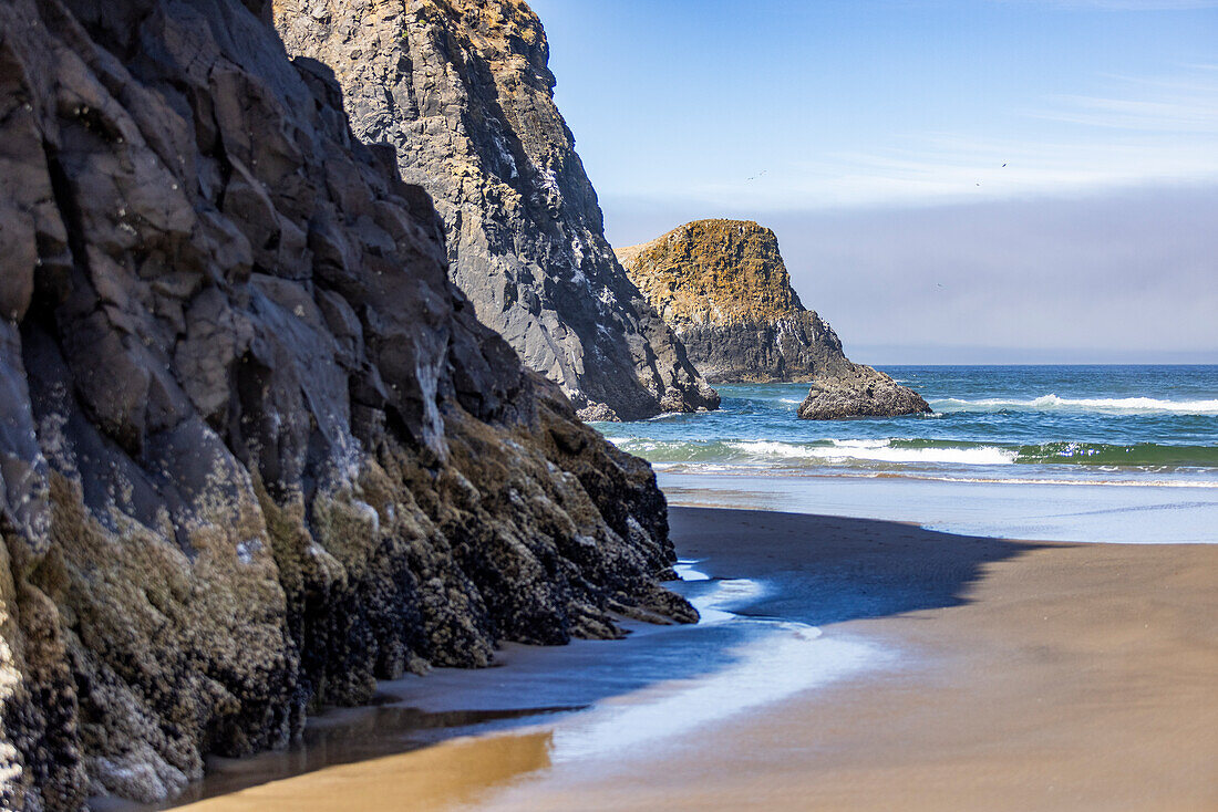 USA, Oregon, Felsige Klippen am Meer bei Cannon Beach