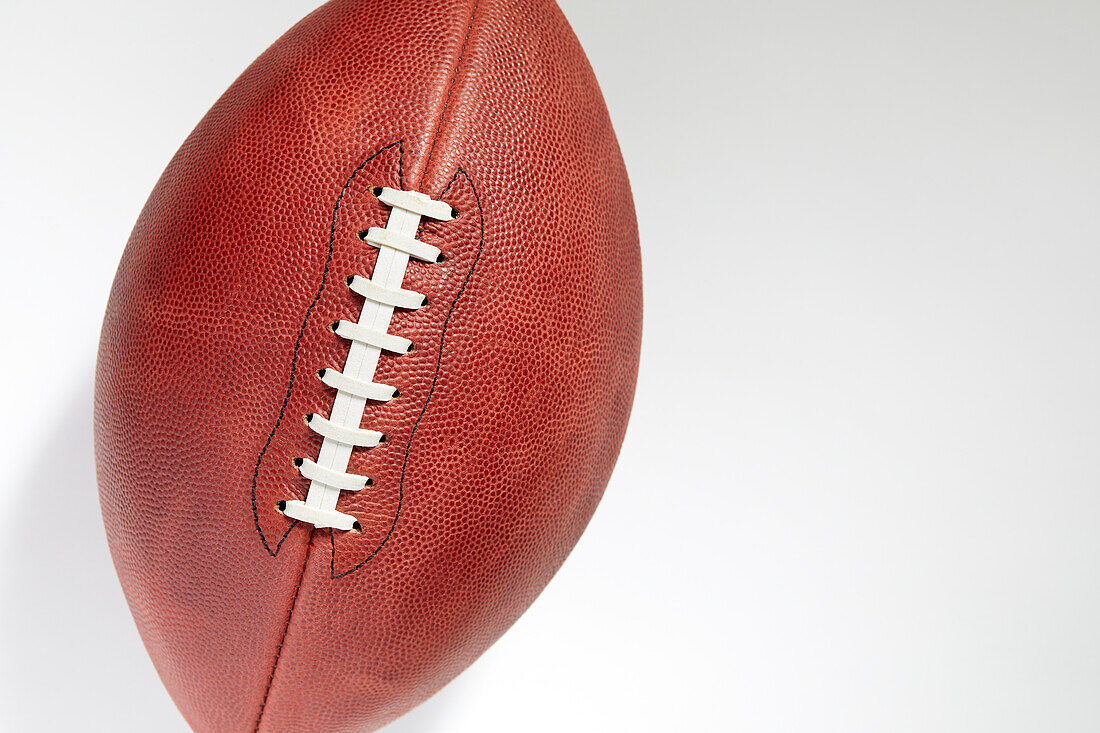 Draufsicht auf einen American-Football-Ball auf weißem Hintergrund