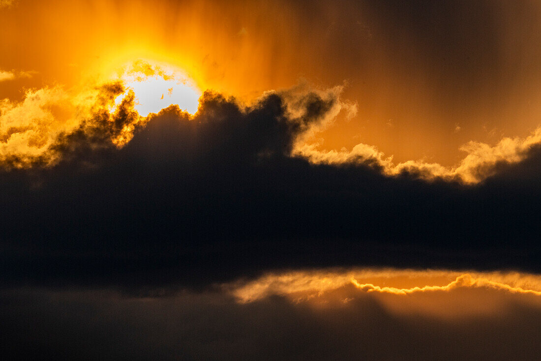 Morgensonne über dramatischen Wolken