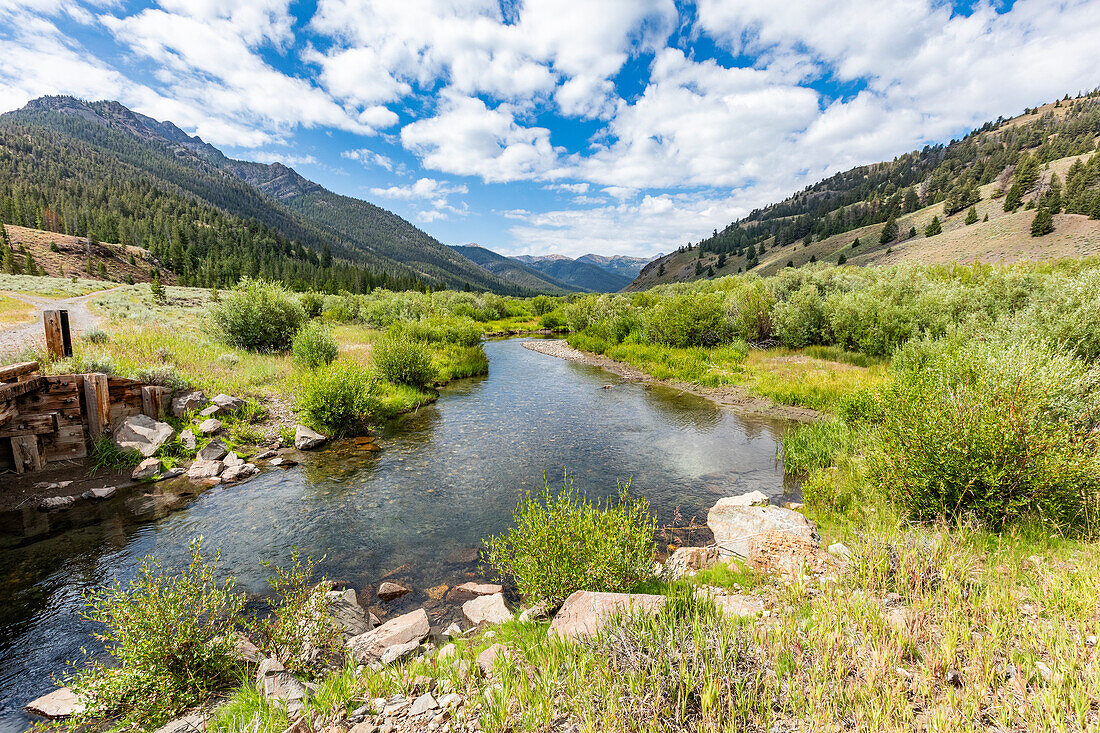 USA, Idaho, Sun Valley, Ruhiger Bach im Hinterland zwischen Hügeln