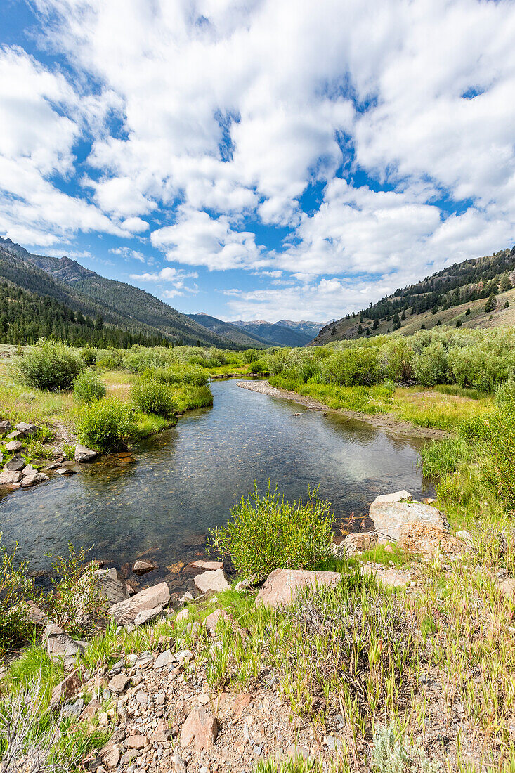 USA, Idaho, Sun Valley, Ruhiger Bach im Hinterland zwischen Hügeln