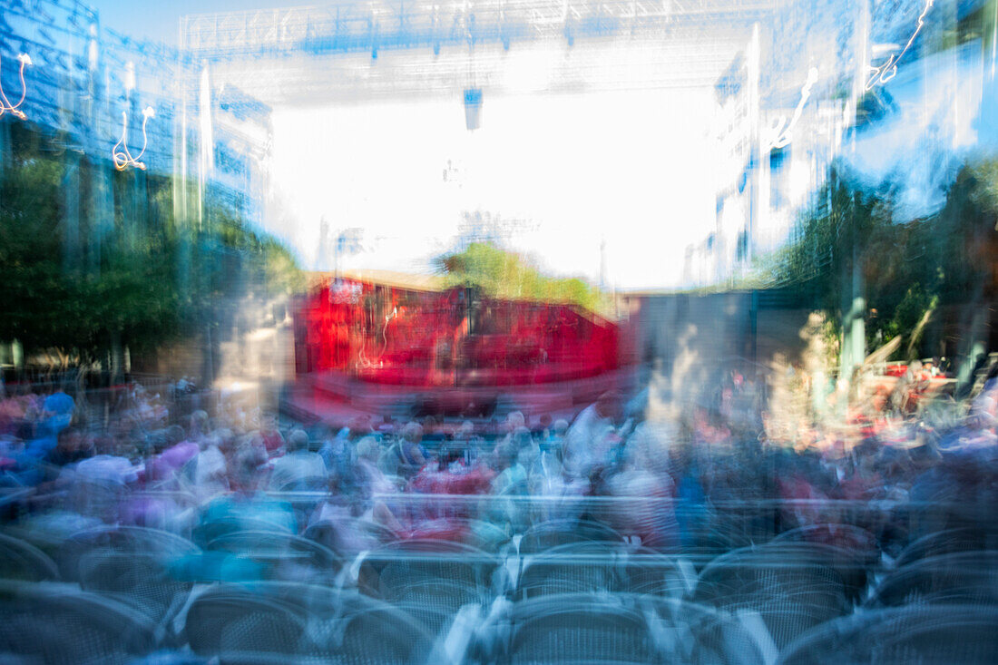 Unscharfe Bewegung der Bühne eines Freilichttheaters in der Abenddämmerung