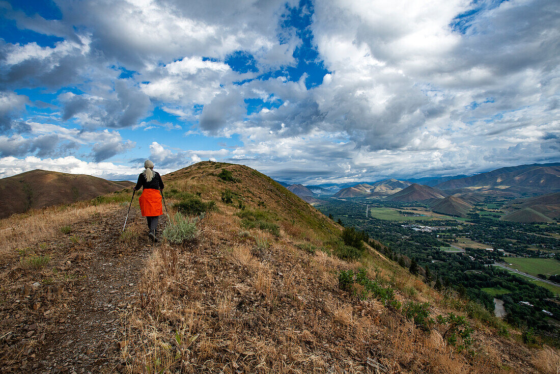 USA, Idaho, Hailey, Ältere Frau beim Wandern auf dem Carbonate Mountain Trail