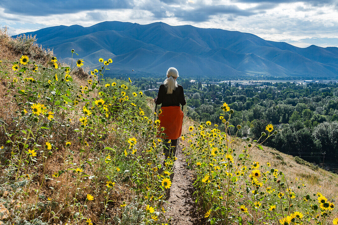 USA, Idaho, Hailey, Ältere Frau beim Wandern auf dem Carbonate Mountain Trail