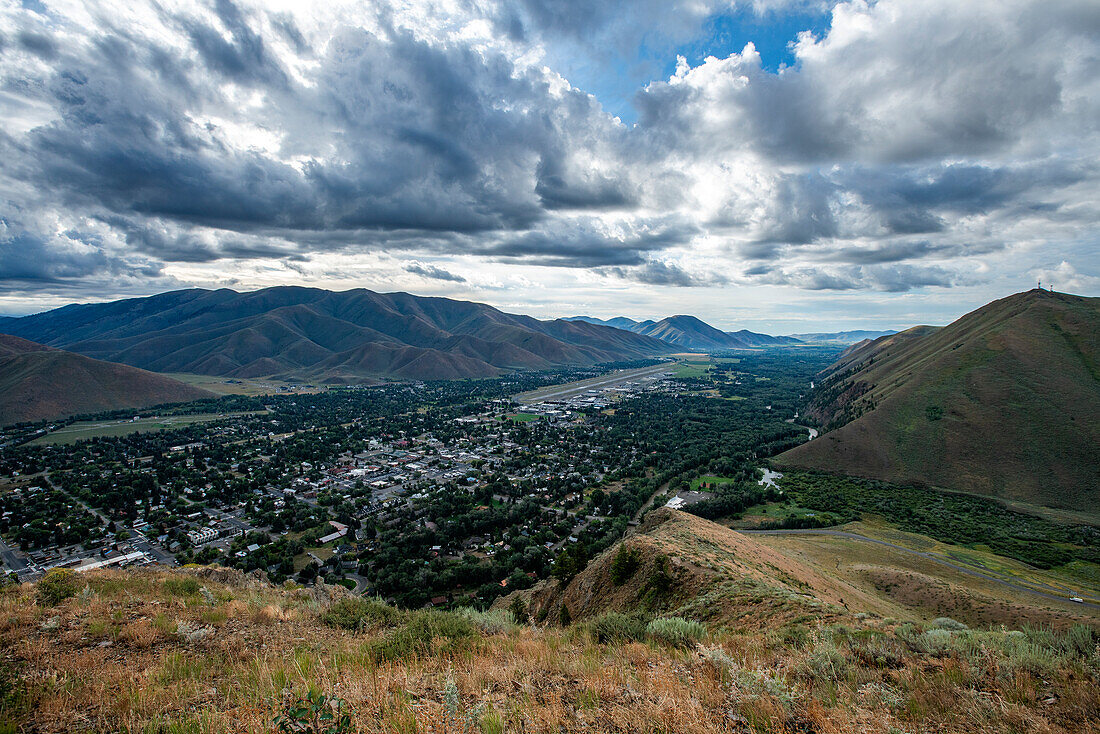 USA, Idaho, Hailey, Blick nach Süden vom Bergpfad auf die Stadt im Wood River Valley