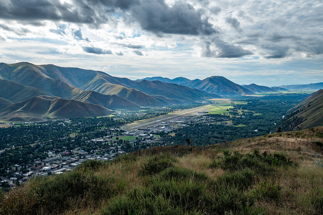 USA, Idaho, Hailey, Blick nach Süden durch das Wood River Valley in Richtung Stadt