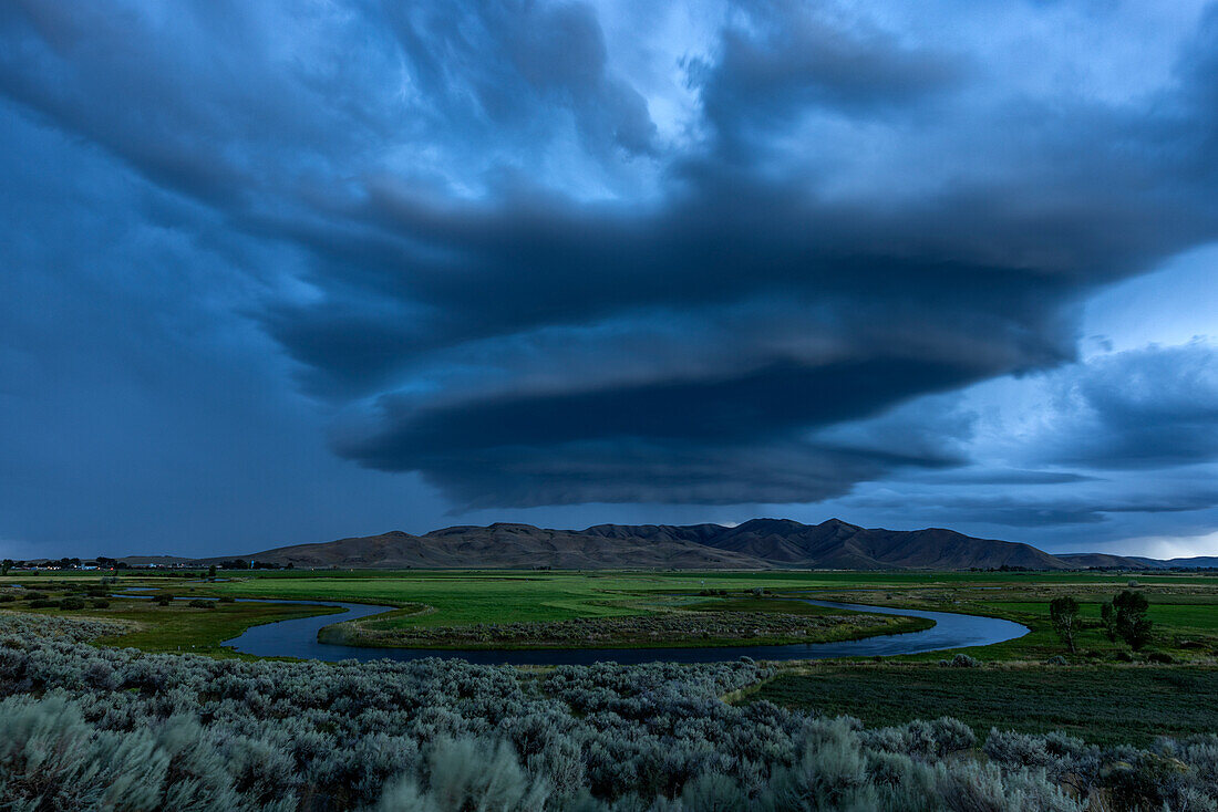 Arcus-Kumulonimbus-Sturmwolken ziehen über Ackerland