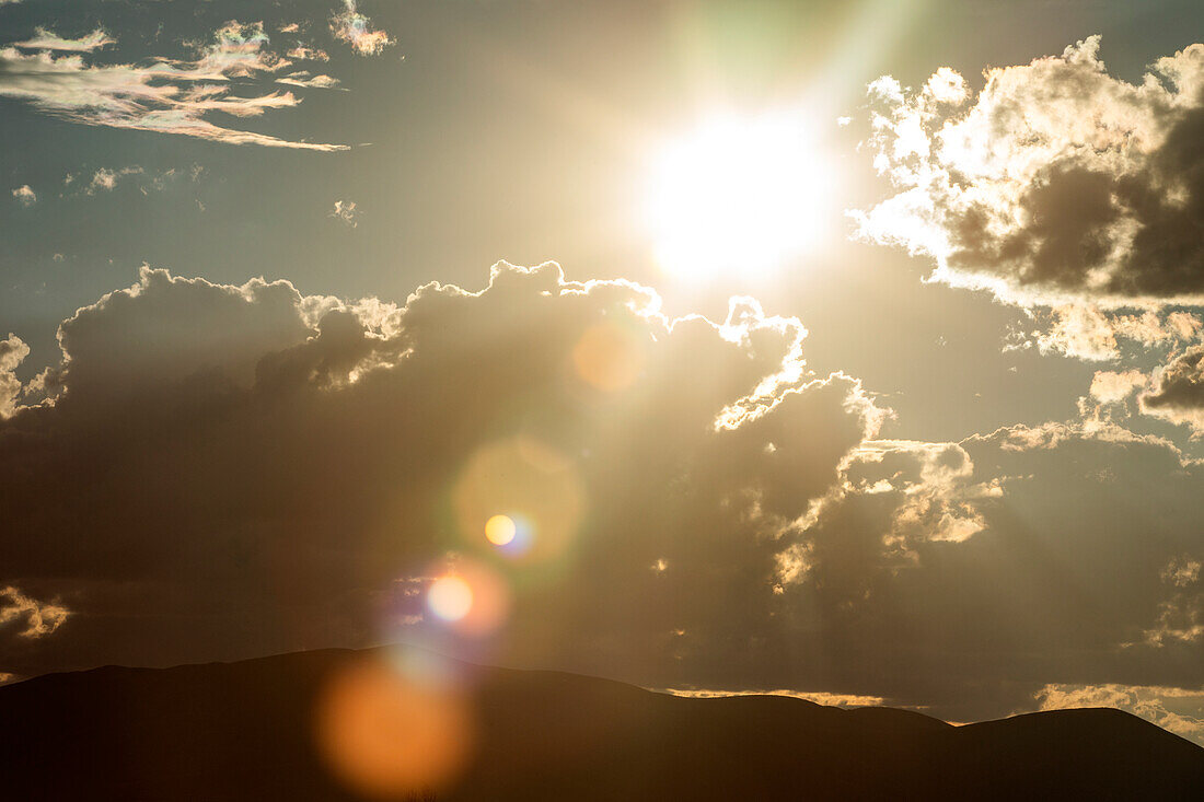 Streulicht von Nachmittagssonne und Wolken am Himmel