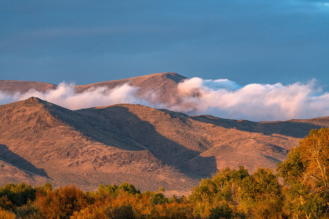 USA, Idaho, Bellevue, Wolken ziehen im Herbst über Vorgebirge