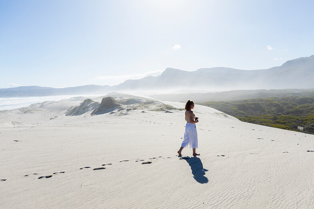 Südafrika, Hermanus, Jugendliches Mädchen (16-17) erkundet den Strand im Walker Bay Naturreservat