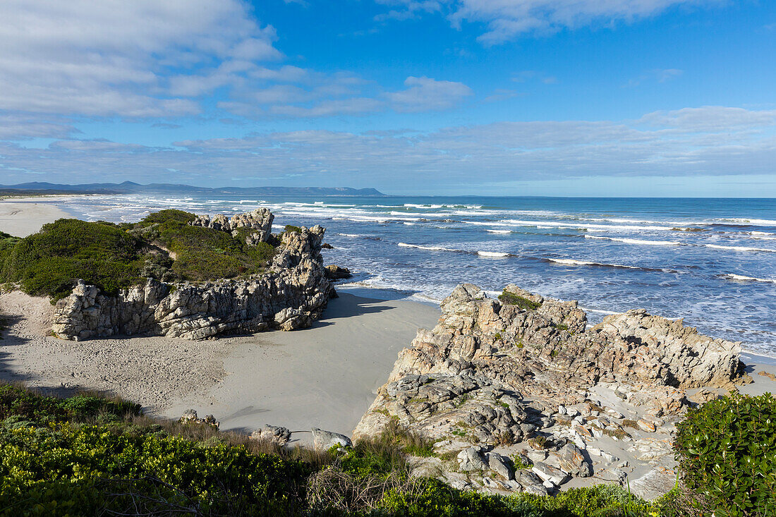 Südafrika, Hermanus, Felsige Küste und Meer am Voelklip Beach