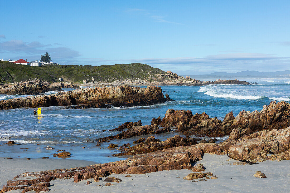 Südafrika, Hermanus, Felsenküste und Kammabaai Beach an einem sonnigen Tag