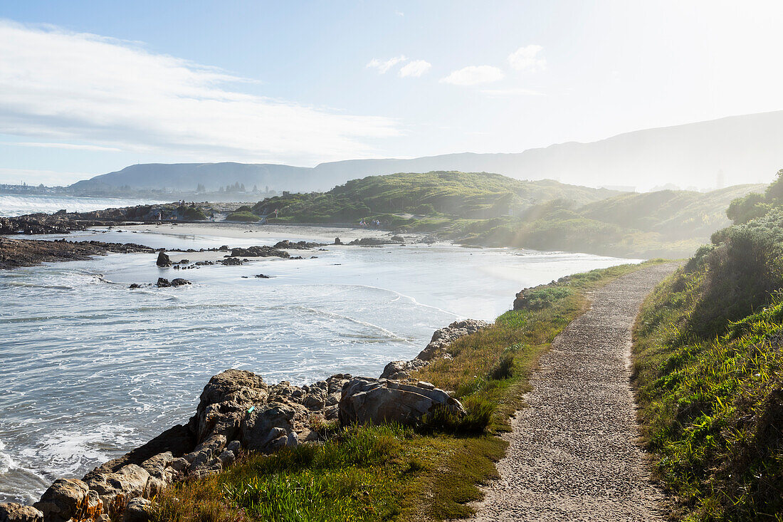 Südafrika, Hermanus, Felsenküste und Kammabaai Beach an einem sonnigen Tag