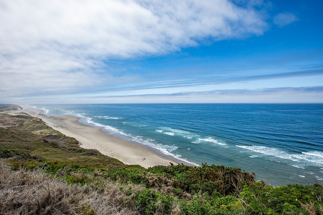 USA, Oregon, Newport, Long stretch of empty beach