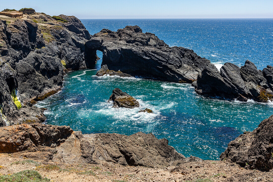 USA, Oregon, Brookings, Blick auf felsigen Naturbogen über dem Meer