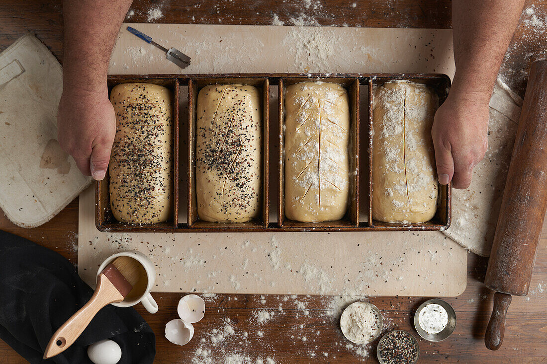 Blick von oben auf einen Bäcker, der in der Küche Brot zubereitet