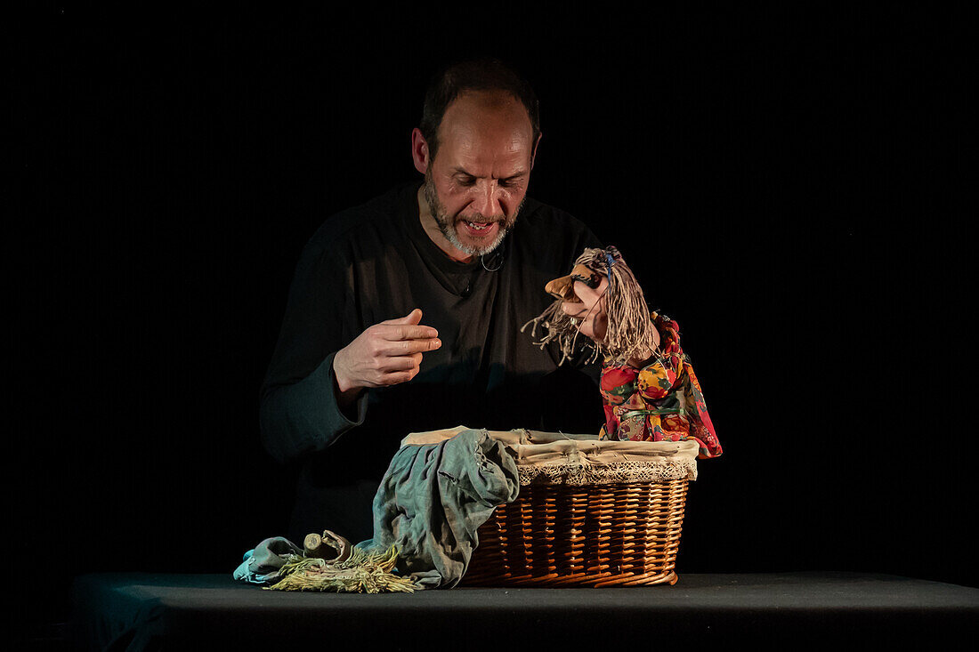 Puppeteer Javier Aranda performs his play "Vida"