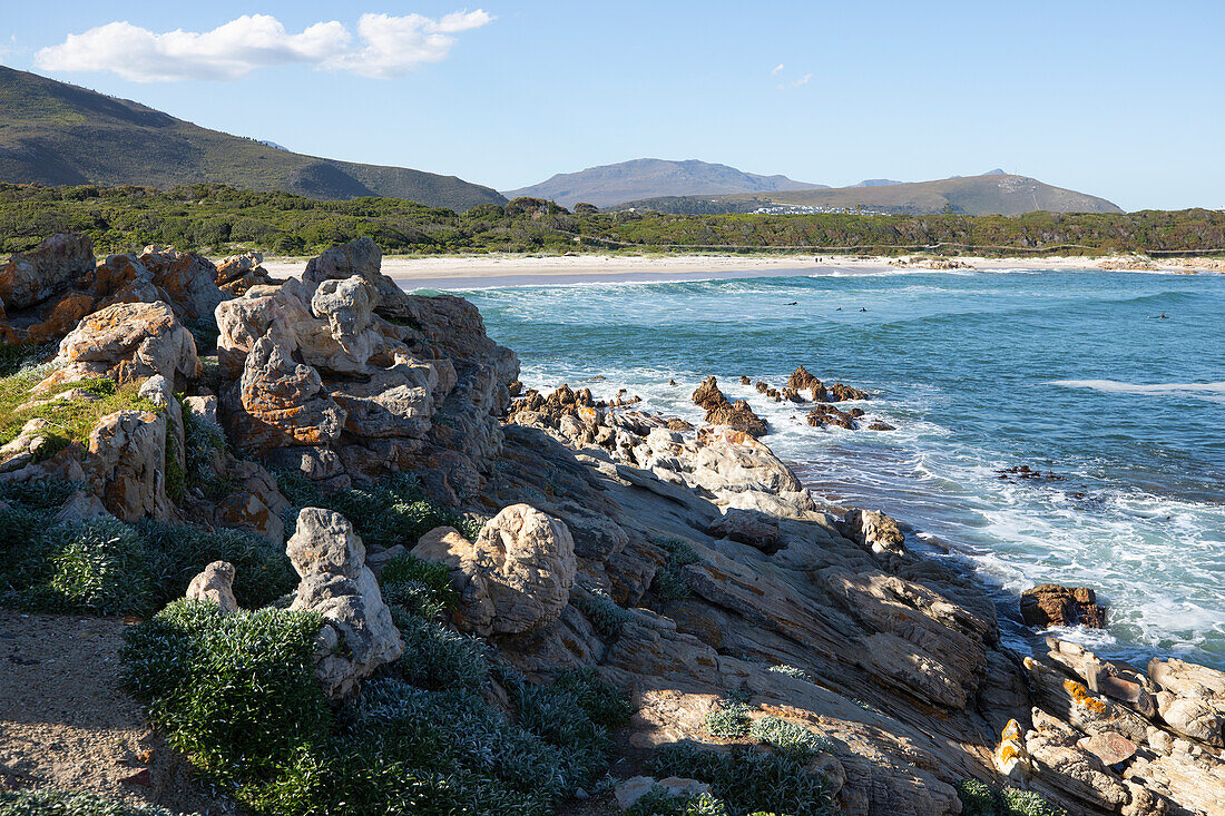 Südafrika, Onrust, Onrus Beach, Felsenküste und Onrus Beach bei Sonnenschein