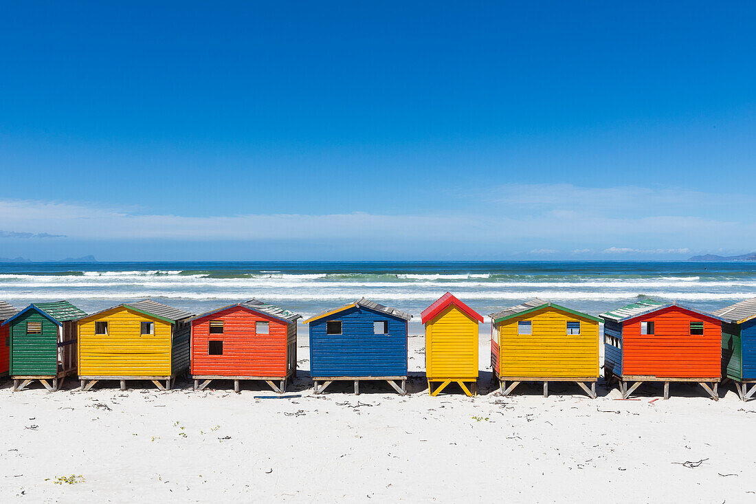 Südafrika, Muizenberg, Reihe von bunten Strandhütten am Muizenberg Beach