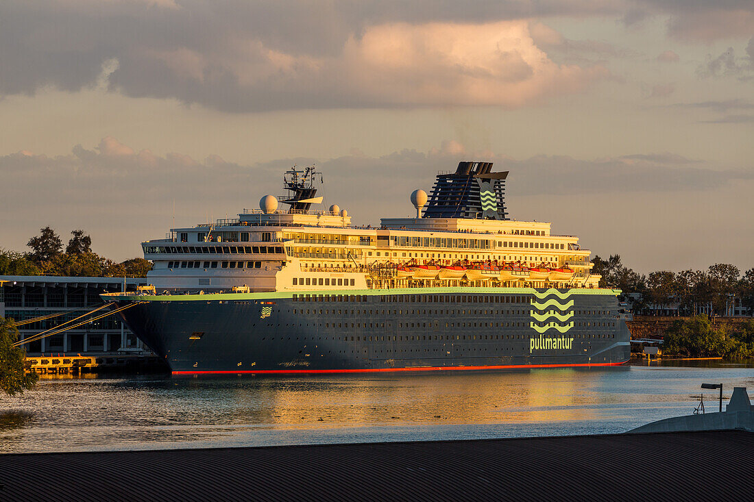 Ein Kreuzfahrtschiff der Kreuzfahrtgesellschaft Pullmantur hat am Sans Souci Terminal im Hafen von Santo Domingo, Dominikanische Republik, angelegt. Von den Mauern der historischen Ozama-Festung in der Kolonialstadt Santo Domingo, Dominikanische Republik, aus gesehen.