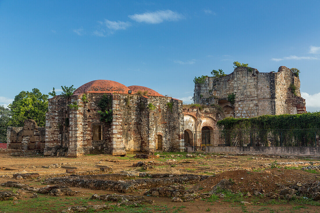 Ruinen des Klosters von San Francisco in der Kolonialstadt Santo Domingo, Dominikanische Republik. Erbaut von 1508 bis 1560 n. Chr. Das erste Kloster auf dem amerikanischen Kontinent. UNESCO-Weltkulturerbe in der Kolonialstadt Santo Domingo.