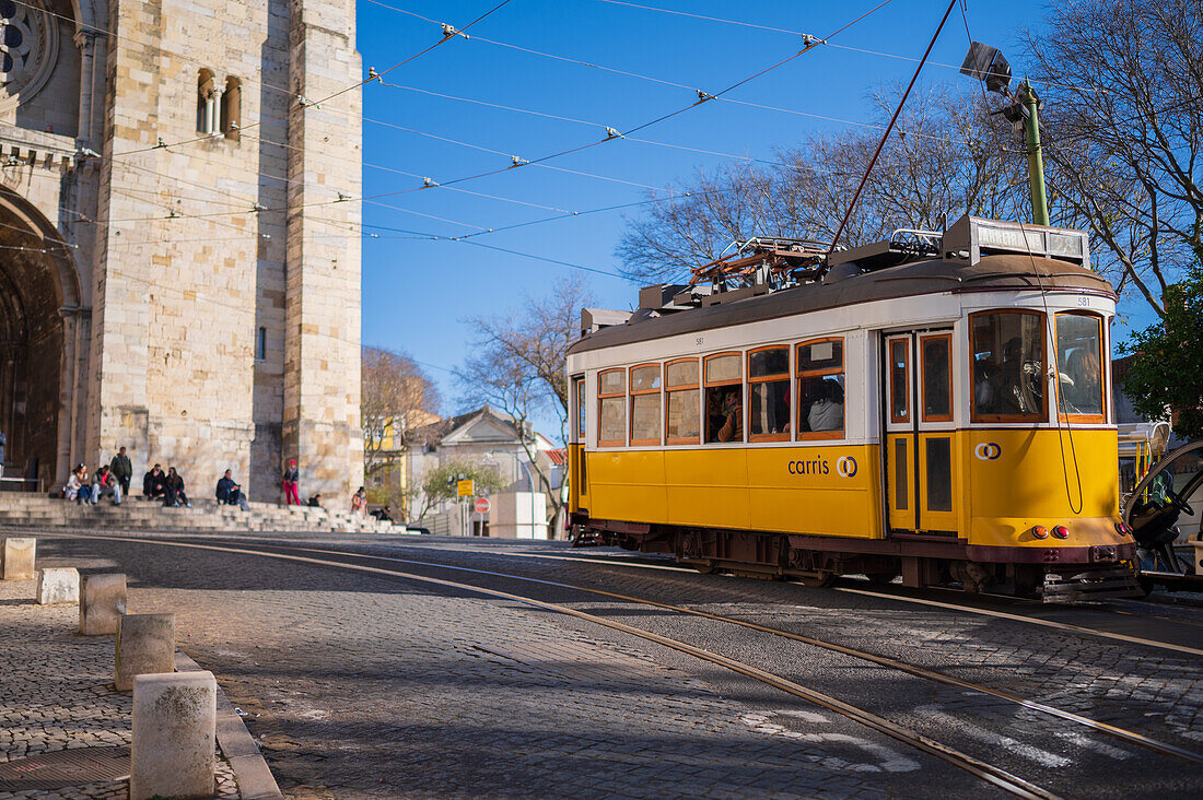 Straßenbahn in den Straßen von Lissabon