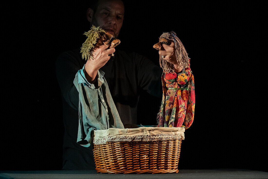 Puppeteer Javier Aranda performs his play "Vida"